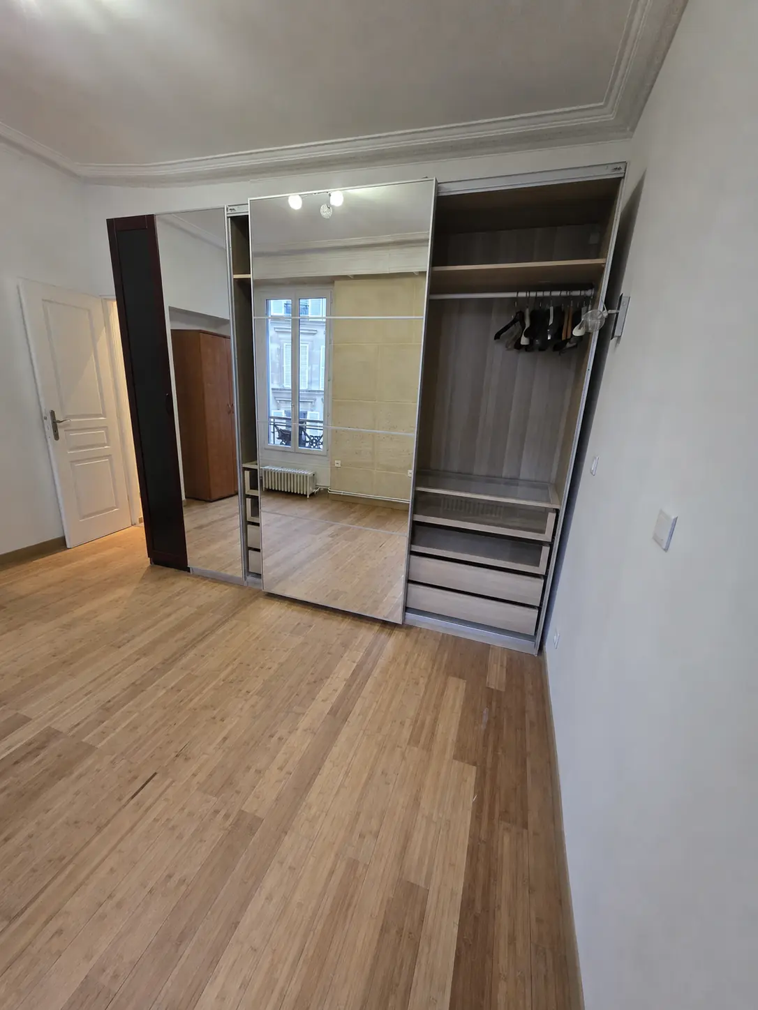 Dressing intégré et parquet — Paris — chambre principale