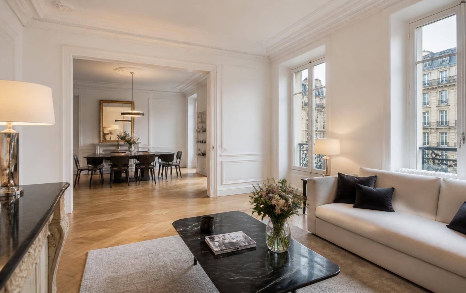 Appartement parisien rénové par JLC, parquet à chevrons et grandes fenêtres