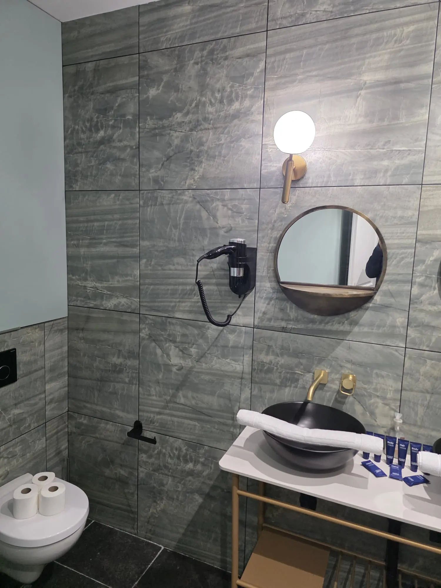 Salle de bain en pierre — Paris — hôtel particulier